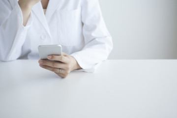 スマートフォンを持つ医者