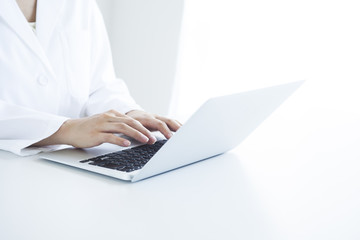 パソコンで作業する医者