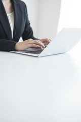 パソコンで作業するビジネスウーマン