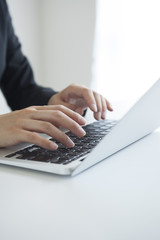 パソコンで作業するビジネスウーマン