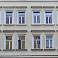 Fototapeta na wymiar vintage house facade windows pattern, Leipzig Deutschland