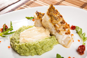 Pikeperch with mashed potatoes and dried tomatoes