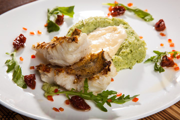 Pikeperch with mashed potatoes and dried tomatoes