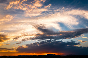 Himmel mit Wolkenformation bei Sonnenuntergang