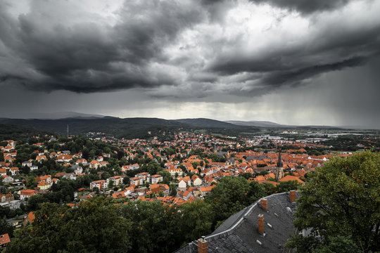 Stadt Wernigerode bei Unwetter mit dunklen Wolken