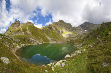 Der Piendlsee eingebettet von hohen Bergen