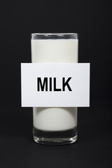 Milk auf Milchglas geschrieben