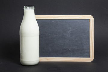Milchflasche und Tafel