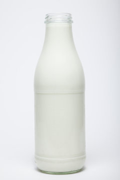 Milchflasche ohne Deckel Freisteller
