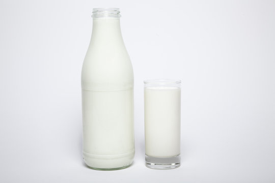 Milchflasche und Milchglas Freisteller