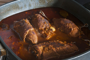 Rinderrouladen / Rinderrouladen gut angebraten und in einer Pfanne schmoren lassen.