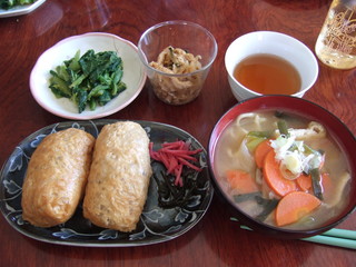 和食　お稲荷さん　味噌汁