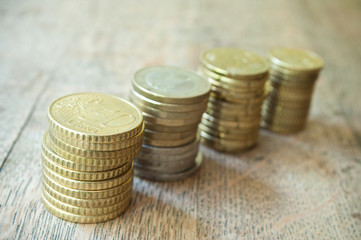 piles de pièces d'euros sur table en bois