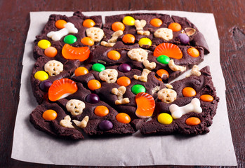 Halloween chocolate candy bark,