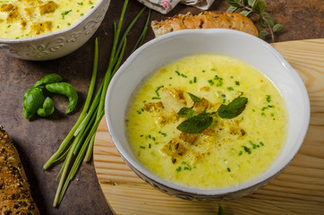Curry soup with croutons