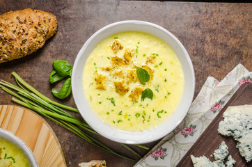 Curry soup with croutons