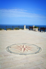 Naklejka premium The compass and the sea