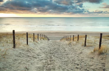 Poster de jardin Mer du Nord, Pays-Bas chemin de sable vers la mer du Nord au coucher du soleil