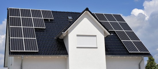 Ein dunkles Ziegeldach mit Photovoltaikanlage