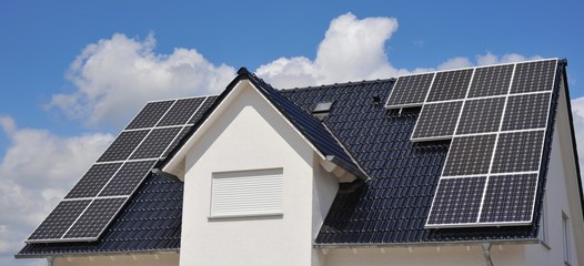 Ein dunkles Ziegeldach mit Photovoltaikanlage