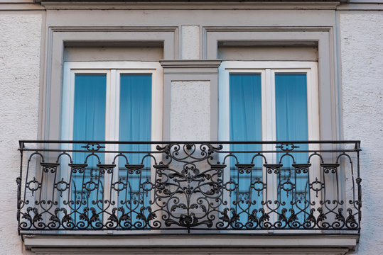 Doppelfenster mit schmiedeeisernem Balkon