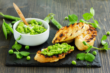 Snack of peas and mint with toast.