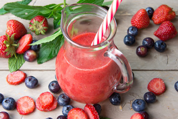 frullato di fragola con mirtilli e menta