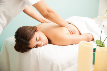 Obraz na płótnie Canvas Beautiful girl getting a back massage