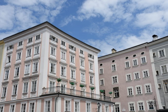 Salzburg, Alter Markt, Marktplatz, B&uuml;rgerh&auml;user, Florianibrunnen, Brunnen, Springbrunnen, Fenster