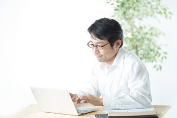 デスクワークするミドル男性