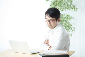 デスクワークするミドル男性