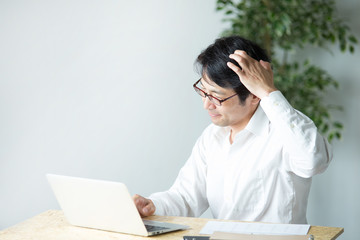 デスクワークするミドル男性