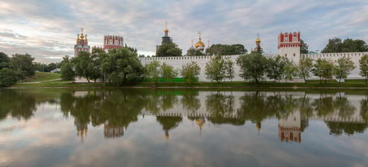 Fototapeta na wymiar Новодевичий монастырь на рассвете
