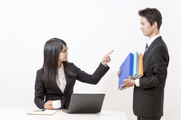 部下を指差し叱責する女性上司