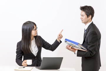 部下を指差し叱責する女性上司