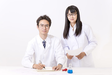 カメラ目線の男女化学者