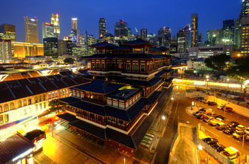 Fototapeta na wymiar Buddha Toothe Relic Temple in Chinatown in Singapore, with Singapore`s business district in the background.