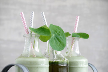 Weizengras-Smoothie mit Erdbeeren und Kapuzinerkresse