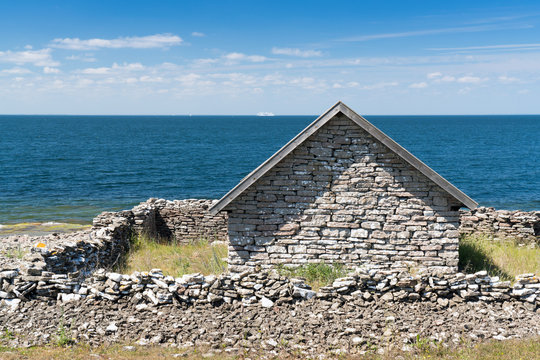 altes steinernes Bootshaus am Meer