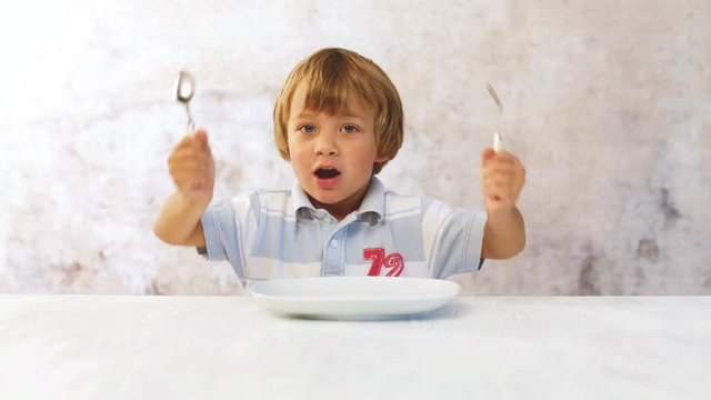 4 j&auml;hriger Bub hat Hunger