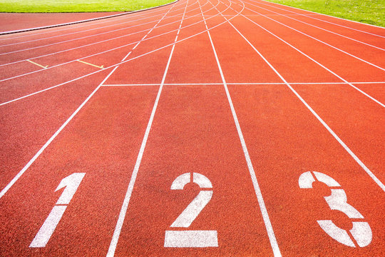 Laufbahnen bzw. Kampfbahnen auf einem Sportplatz