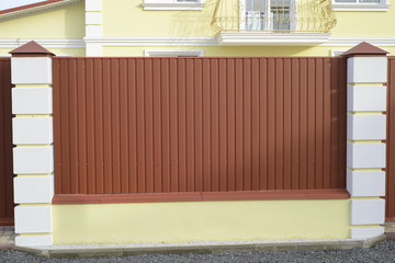 Plastered fence with metal profile