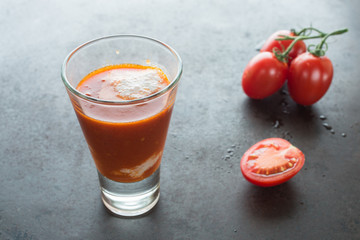 Selbstgemachte rote Tomatensuppe im Glas