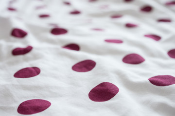 Weisses Tuch aus Leinen mit lila Kreisen