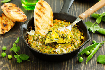Frittata with green peas and spinach.