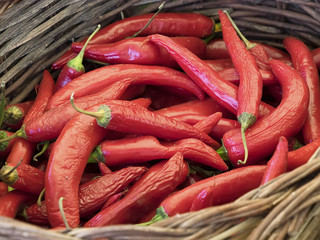 Guindillas rojas picantes en una cesta de un mercado