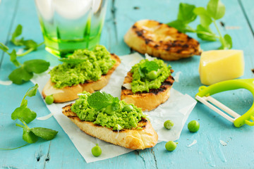 Snack of peas and mint with toast.