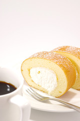 生クリームたっぷりのロールケーキ