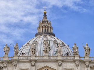Fototapeta na wymiar Cúpula de Basilica de San Pedro en el Vaticano Roma