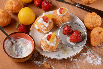 bignè ripieni di ricotta con frutta assortita